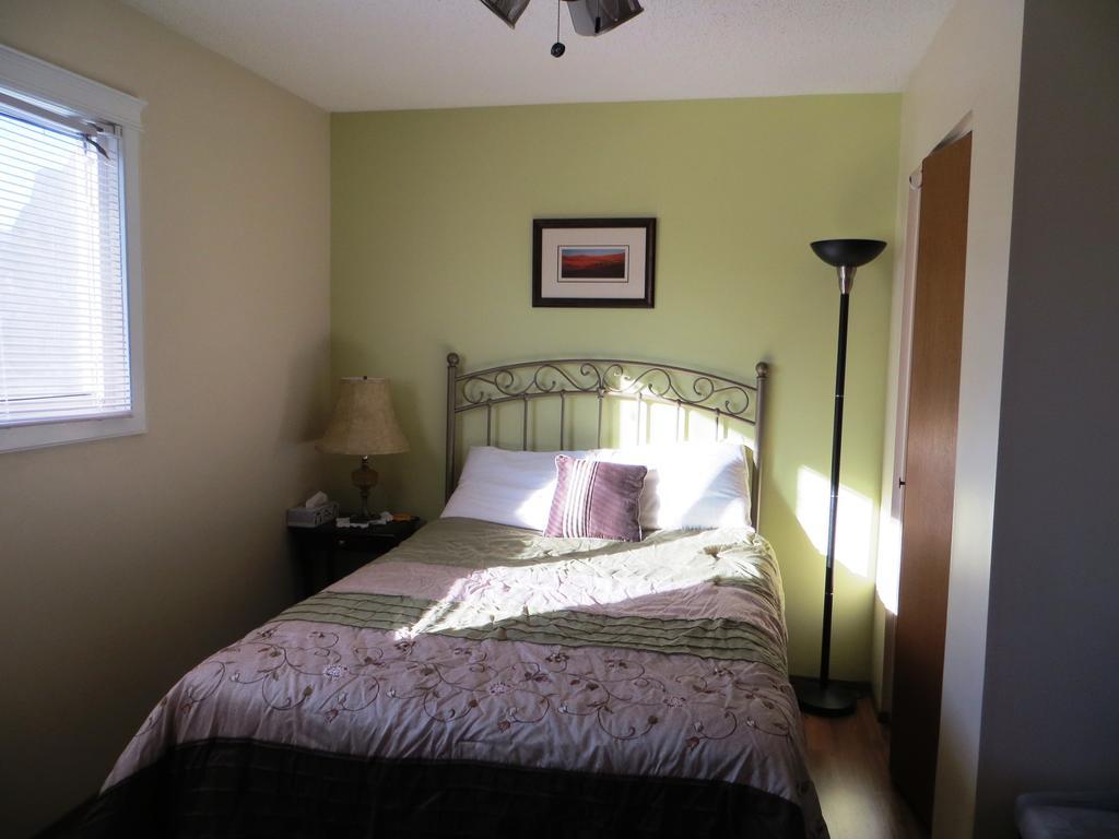 Wild Rose Bed & Breakfast サスカトゥーン エクステリア 写真