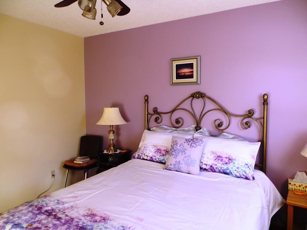 Wild Rose Bed & Breakfast サスカトゥーン エクステリア 写真