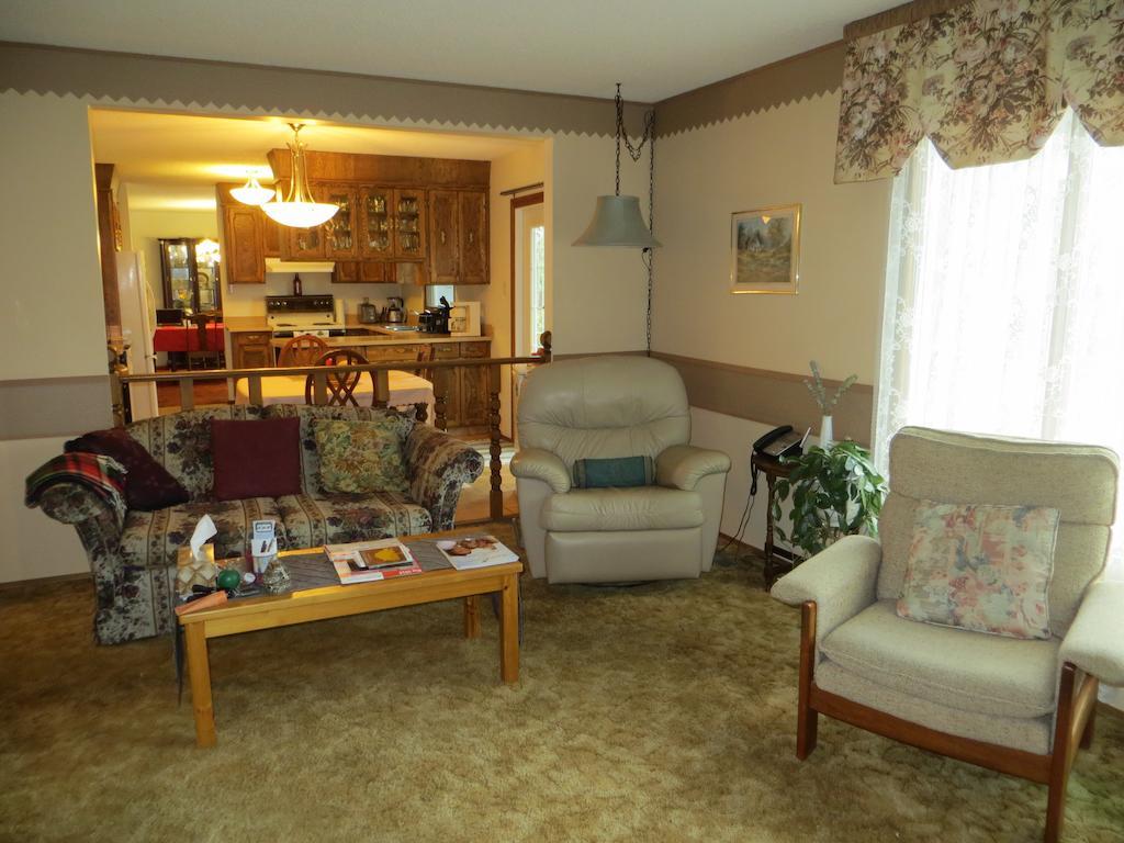 Wild Rose Bed & Breakfast サスカトゥーン エクステリア 写真