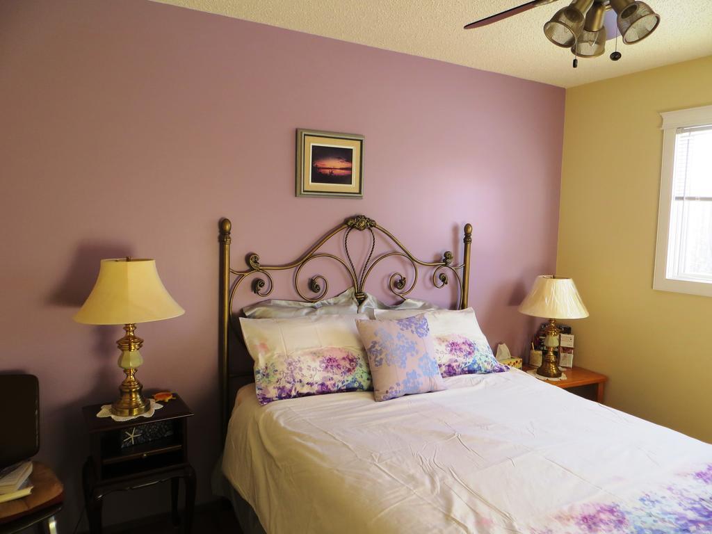 Wild Rose Bed & Breakfast サスカトゥーン エクステリア 写真
