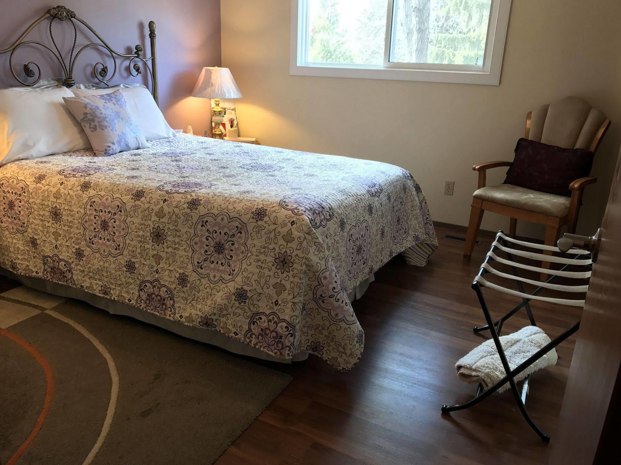 Wild Rose Bed & Breakfast サスカトゥーン エクステリア 写真