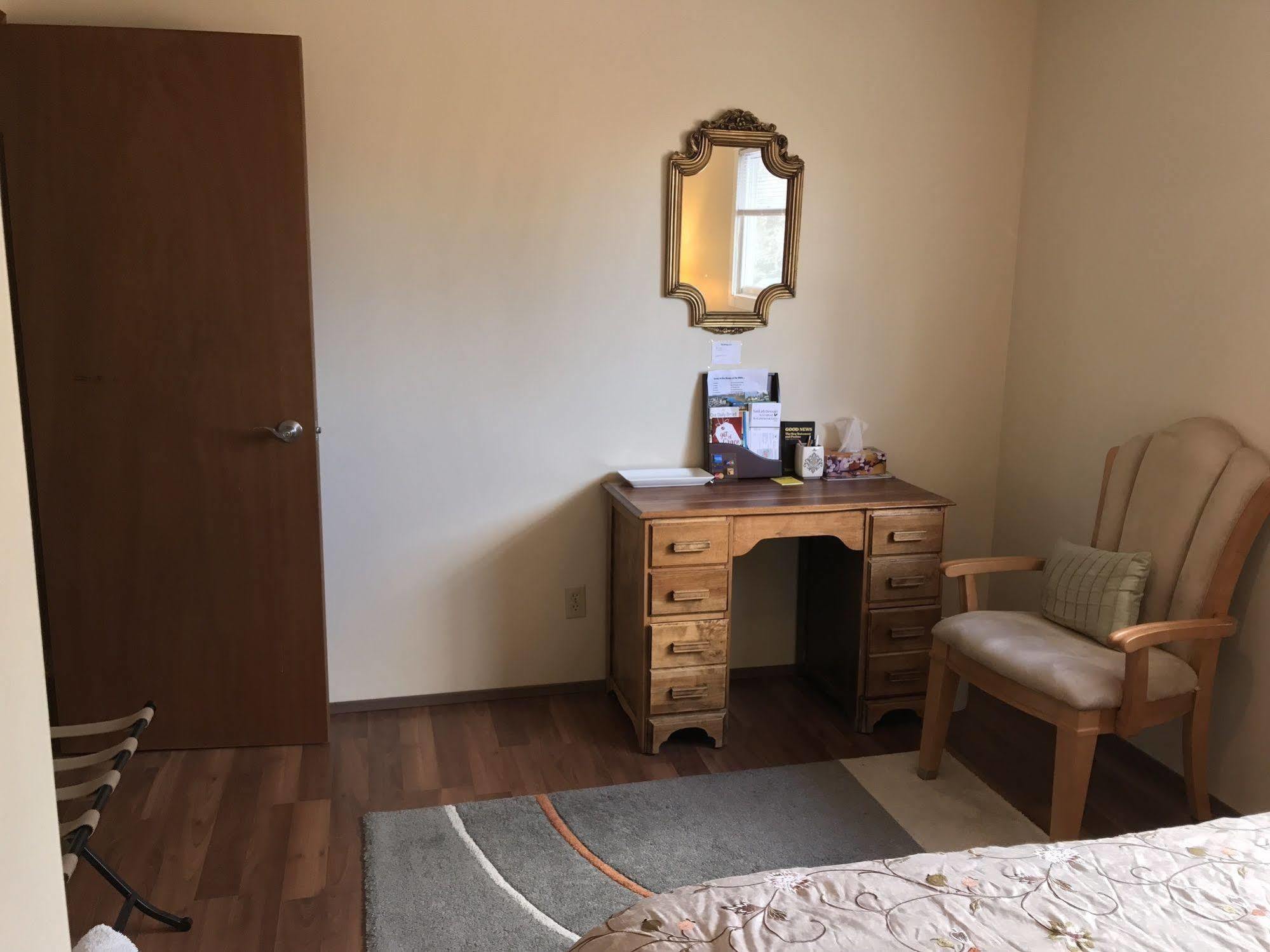 Wild Rose Bed & Breakfast サスカトゥーン エクステリア 写真