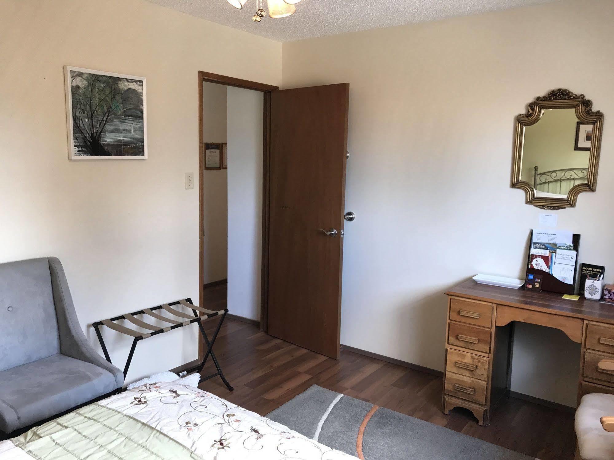 Wild Rose Bed & Breakfast サスカトゥーン エクステリア 写真