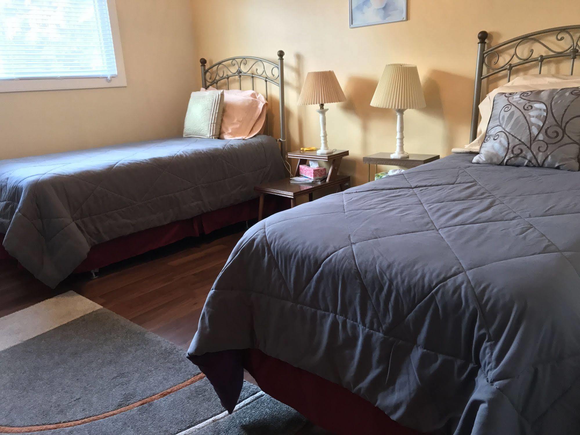 Wild Rose Bed & Breakfast サスカトゥーン エクステリア 写真