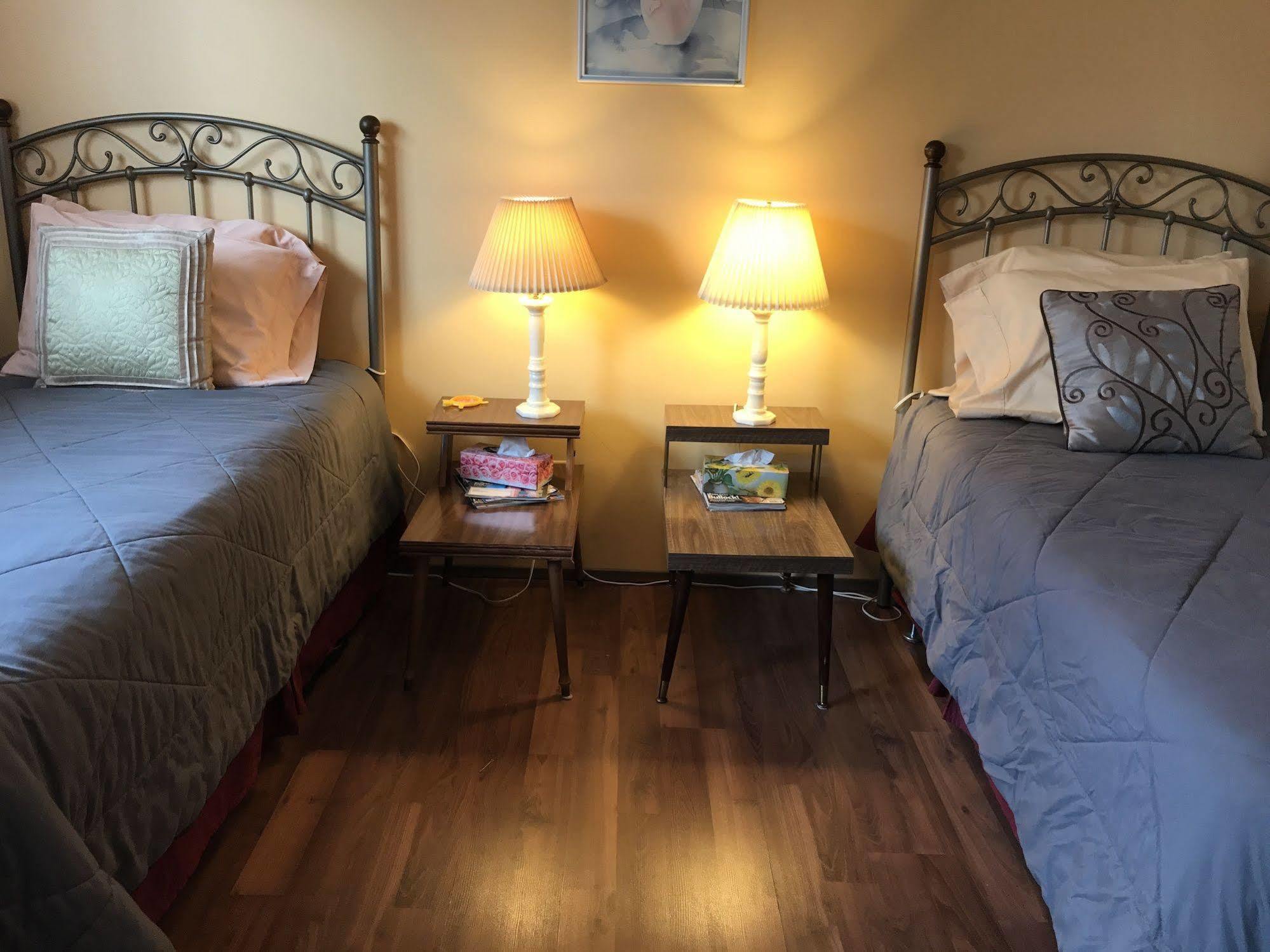 Wild Rose Bed & Breakfast サスカトゥーン エクステリア 写真