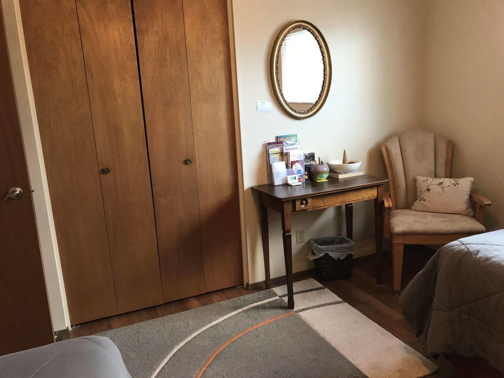 Wild Rose Bed & Breakfast サスカトゥーン エクステリア 写真