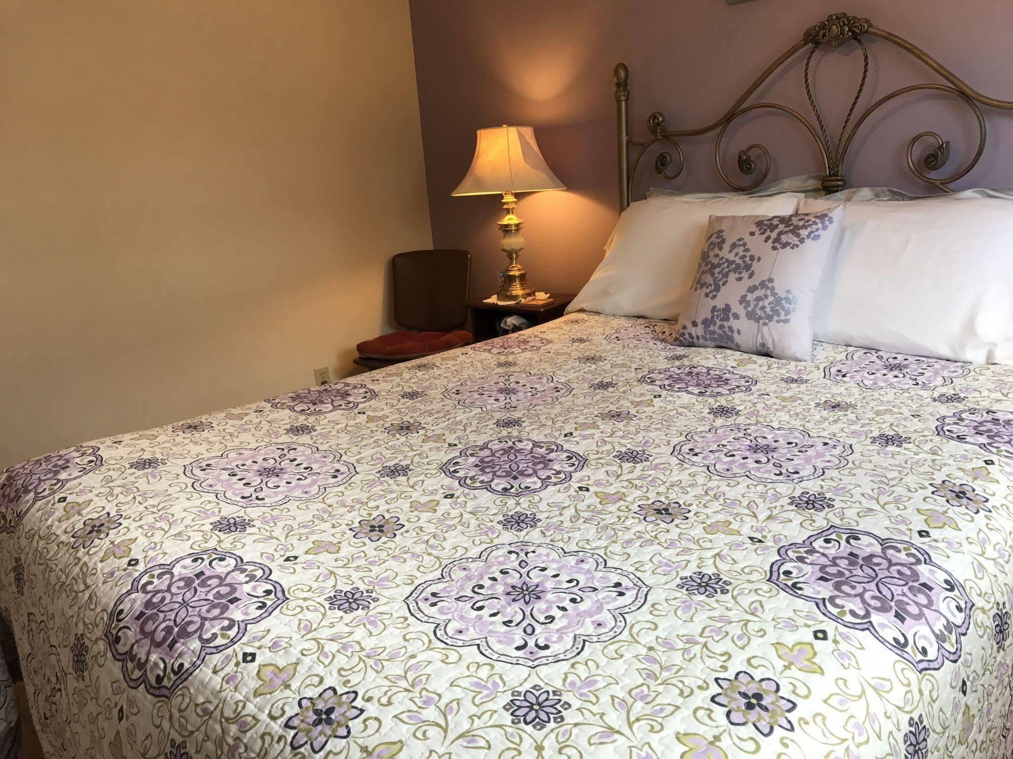 Wild Rose Bed & Breakfast サスカトゥーン エクステリア 写真