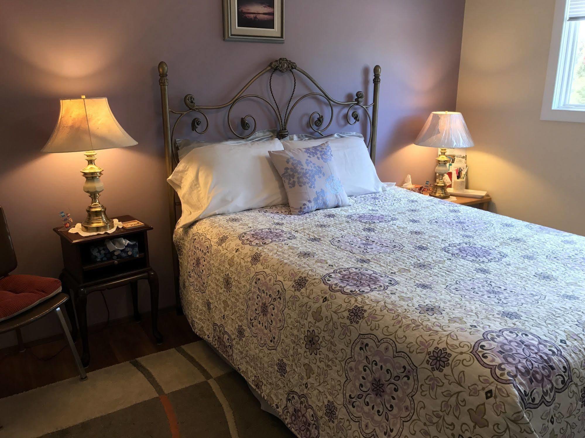 Wild Rose Bed & Breakfast サスカトゥーン エクステリア 写真